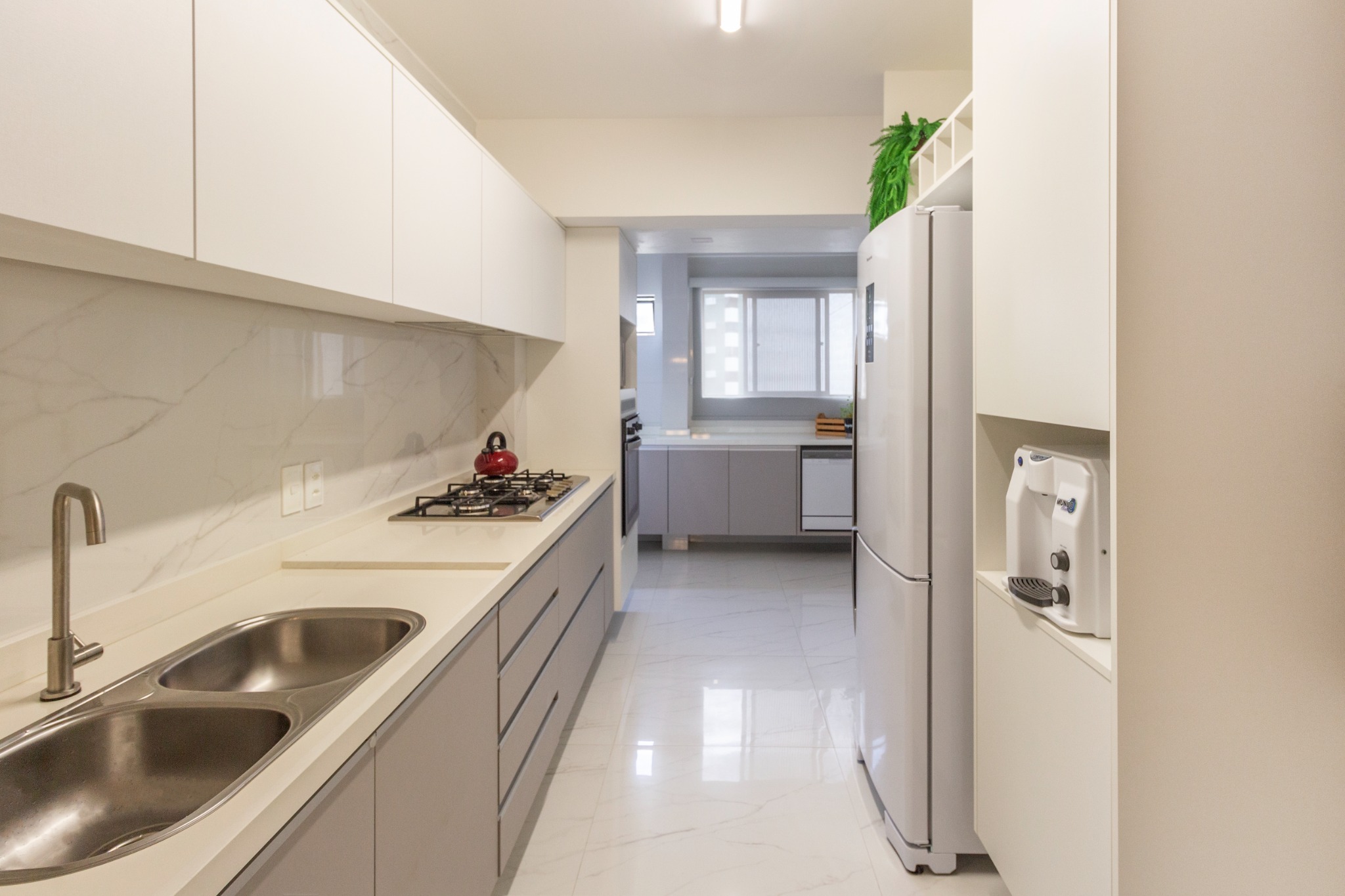 Cozinha planejada com bancadas amplas e circulação livre