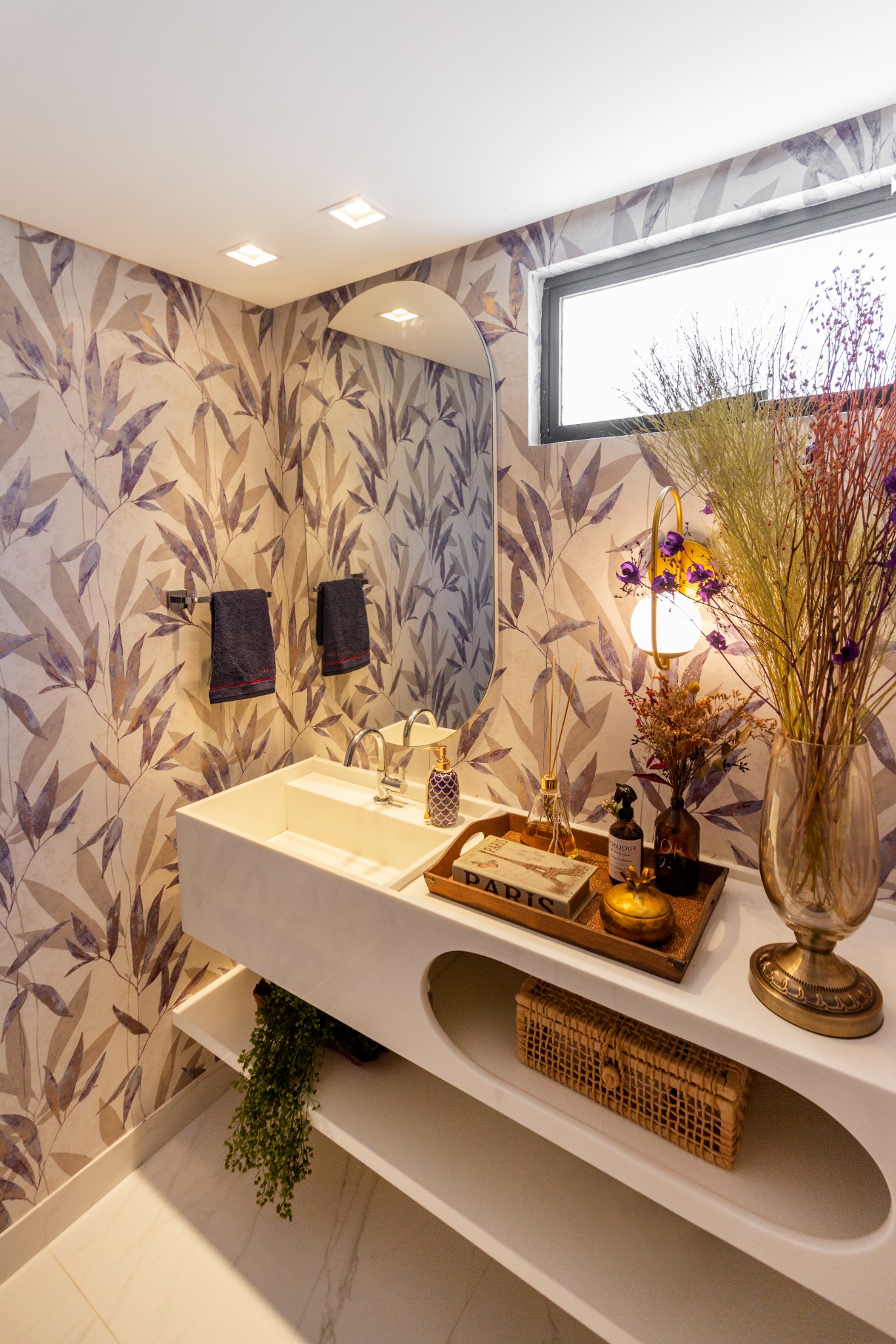 Projeto por ambiente com lavabo planejado e decoração personalizada