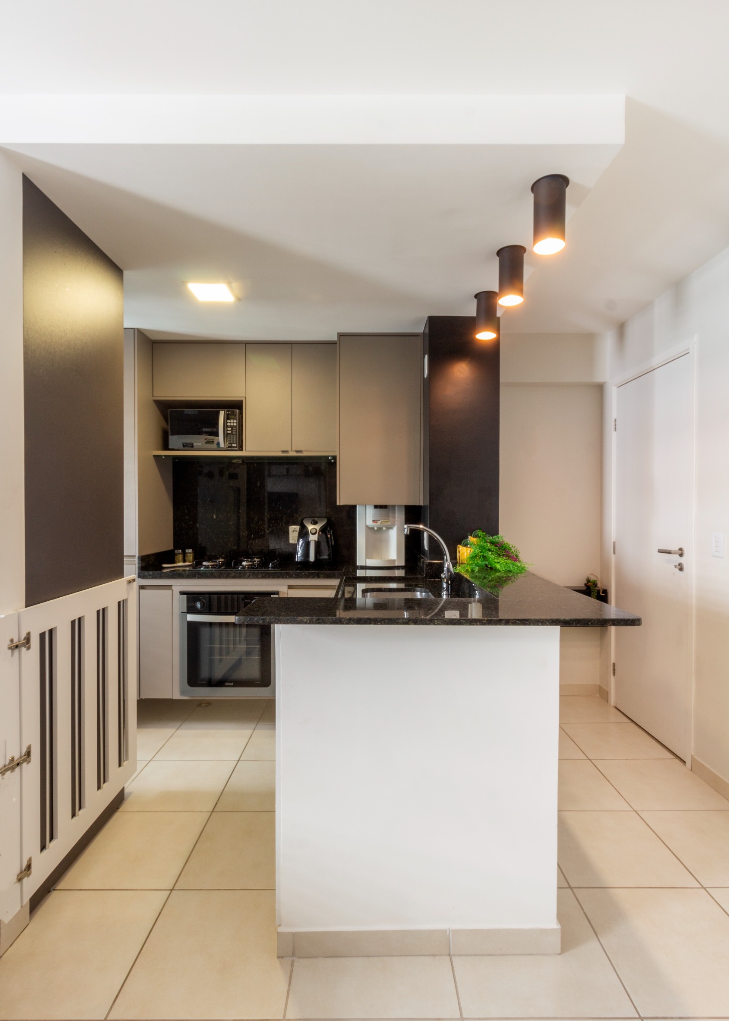 Cozinha compacta planejada com bancada e armários