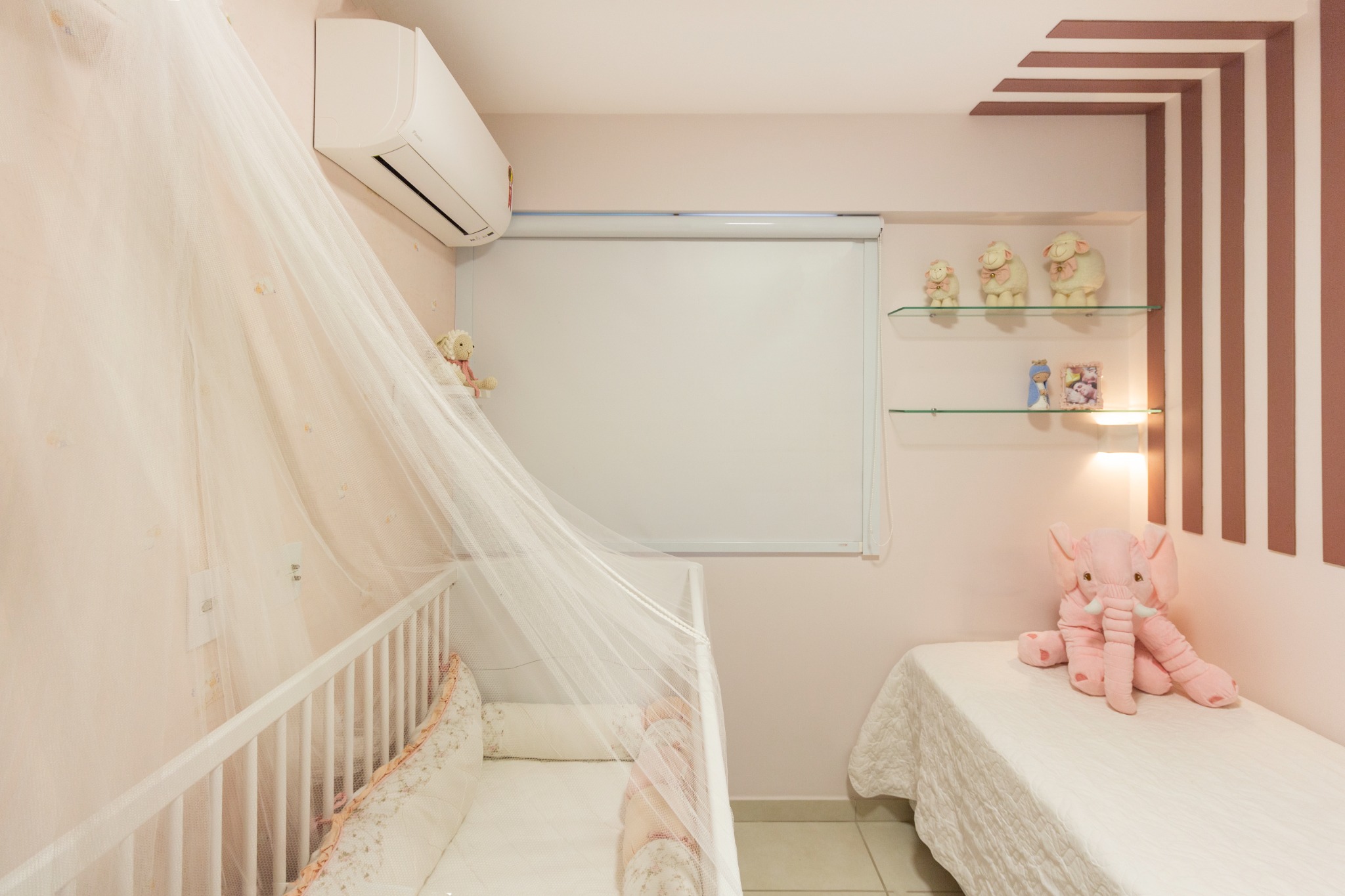 Quarto infantil preparado para receber a primeira filha do casal