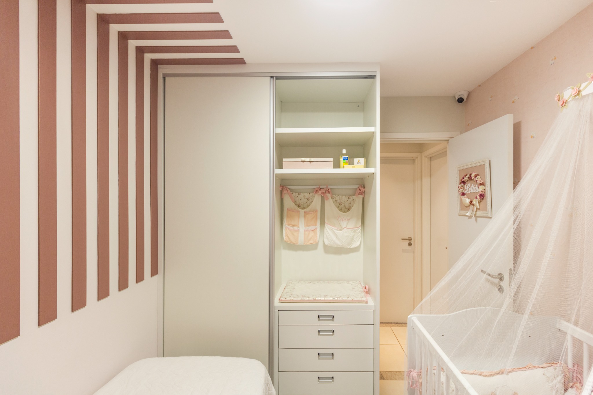 Armário e trocador planejados no quarto da bebê