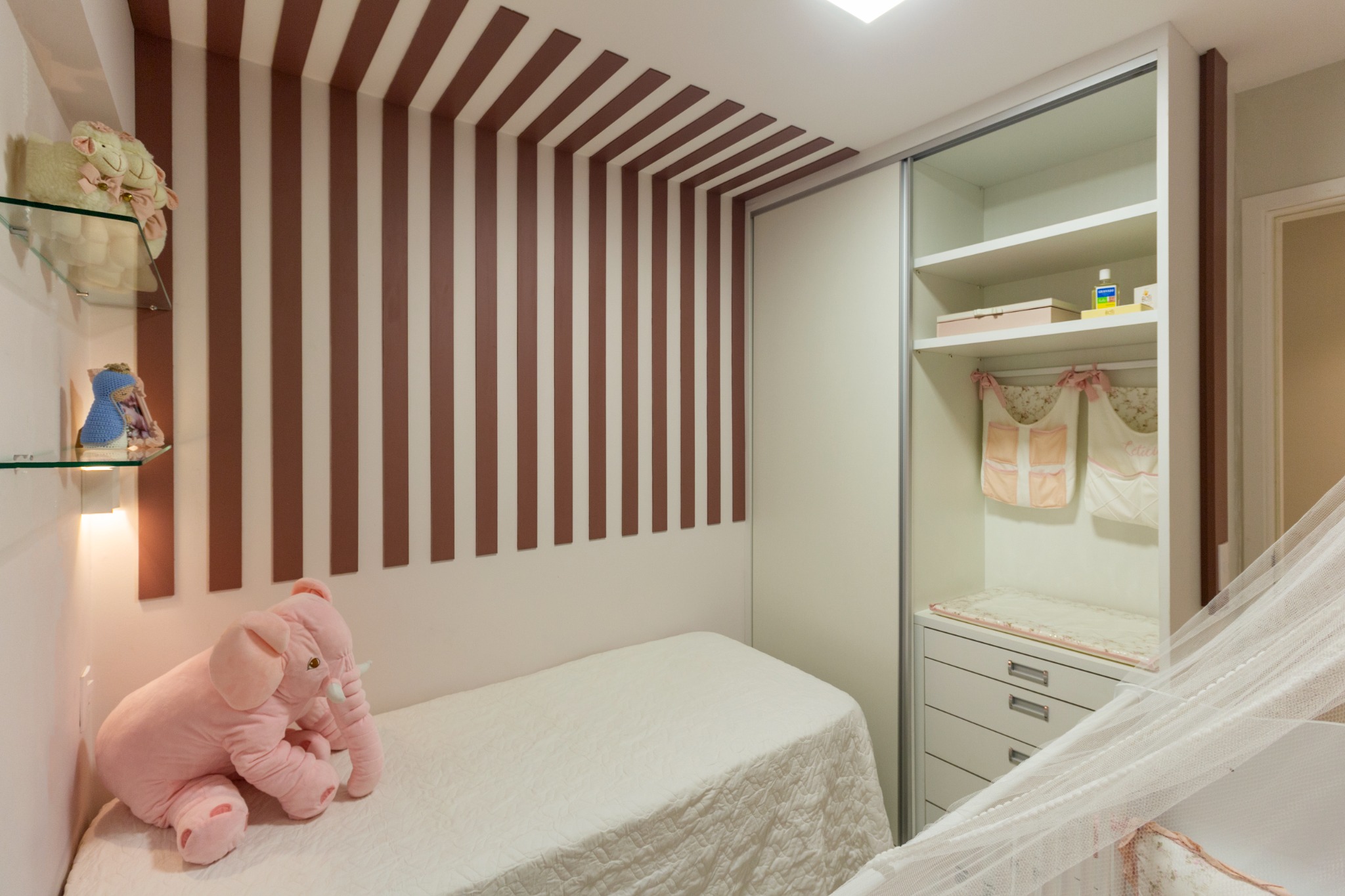 Quarto da filha com armário, trocador e espaço bem aproveitado