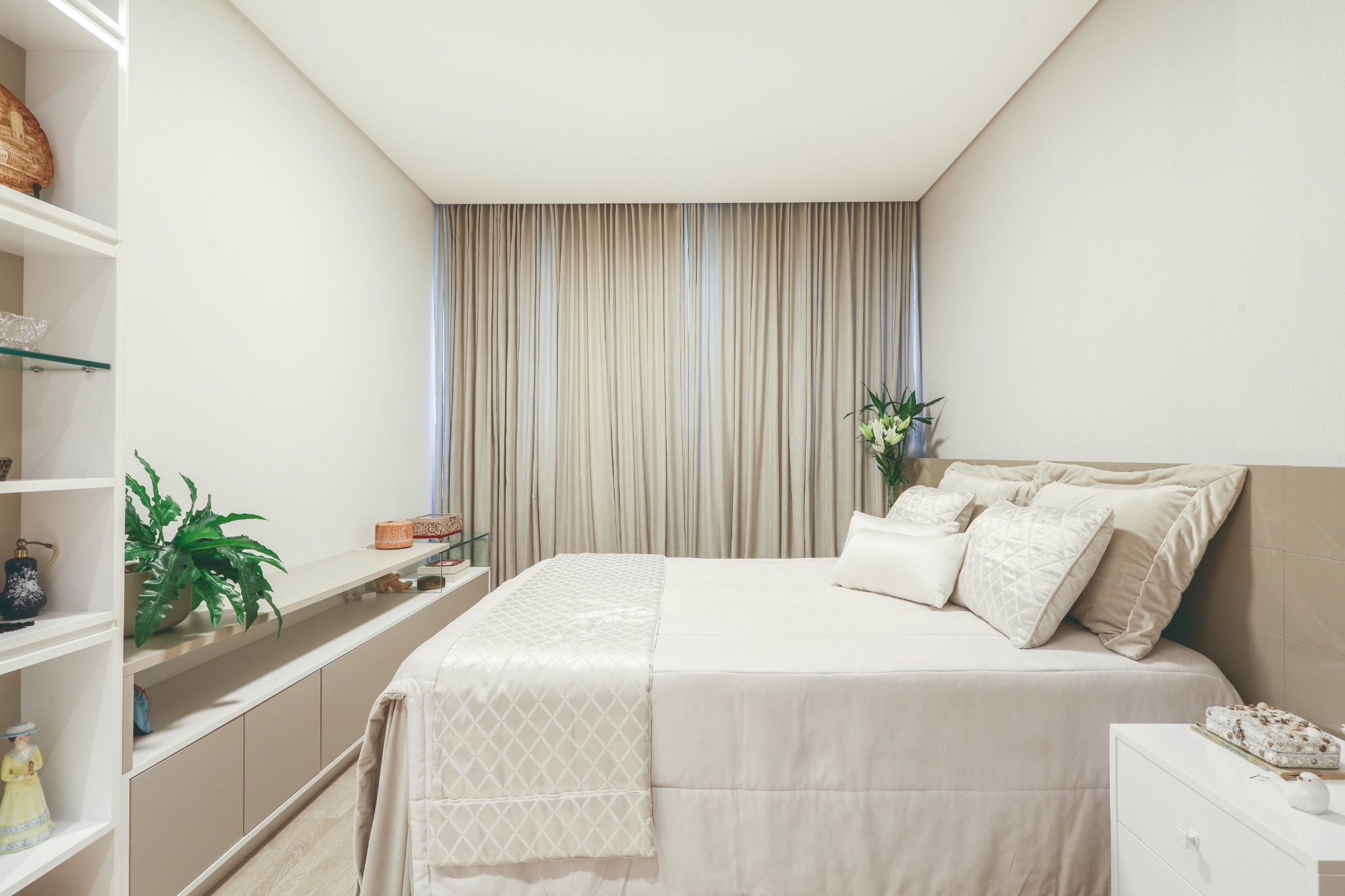 Quarto do casal em tons claros com marcenaria funcional