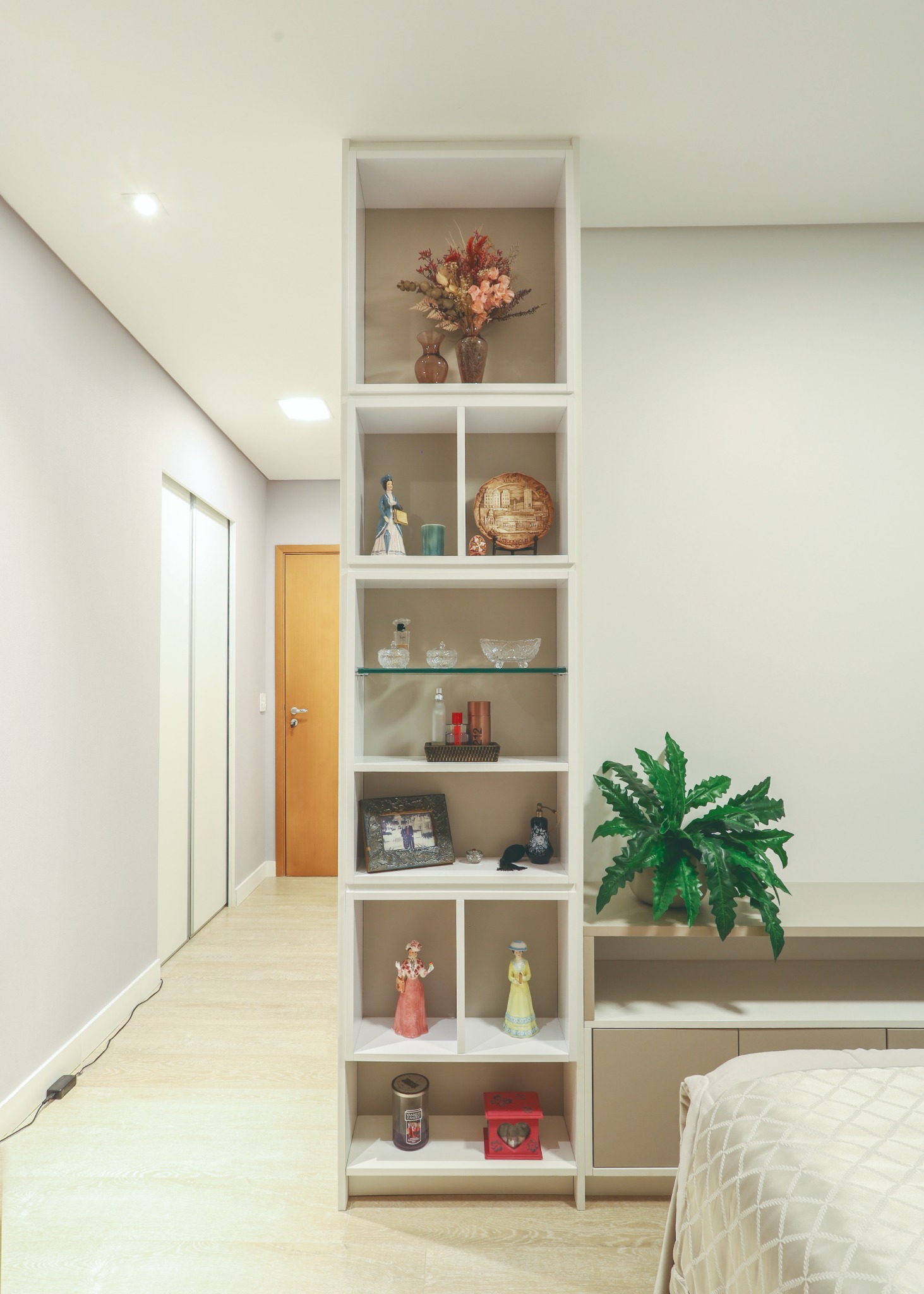 Estante com objetos afetivos no quarto do casal