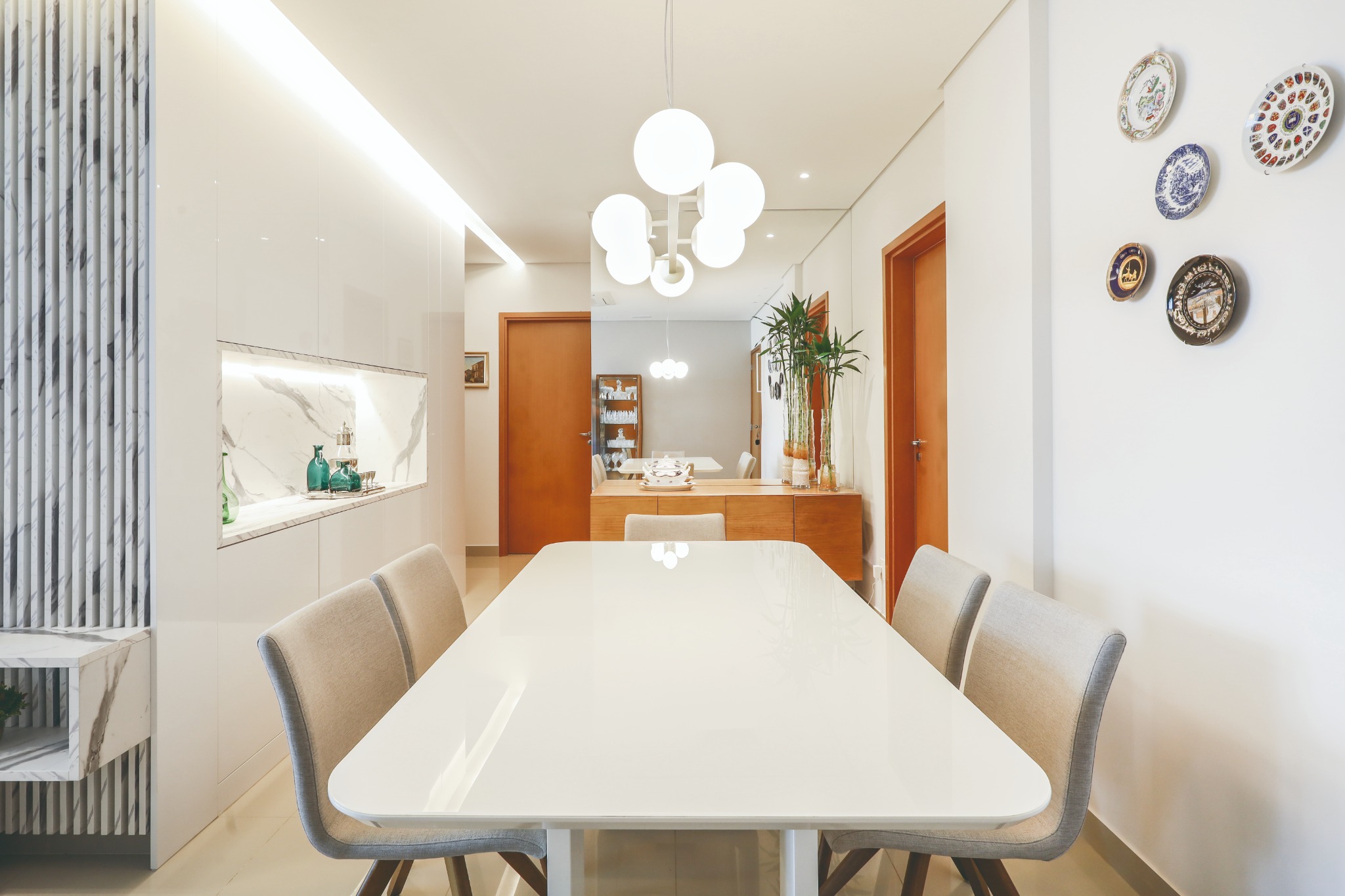 Sala de jantar com iluminação decorativa e composição de pratos