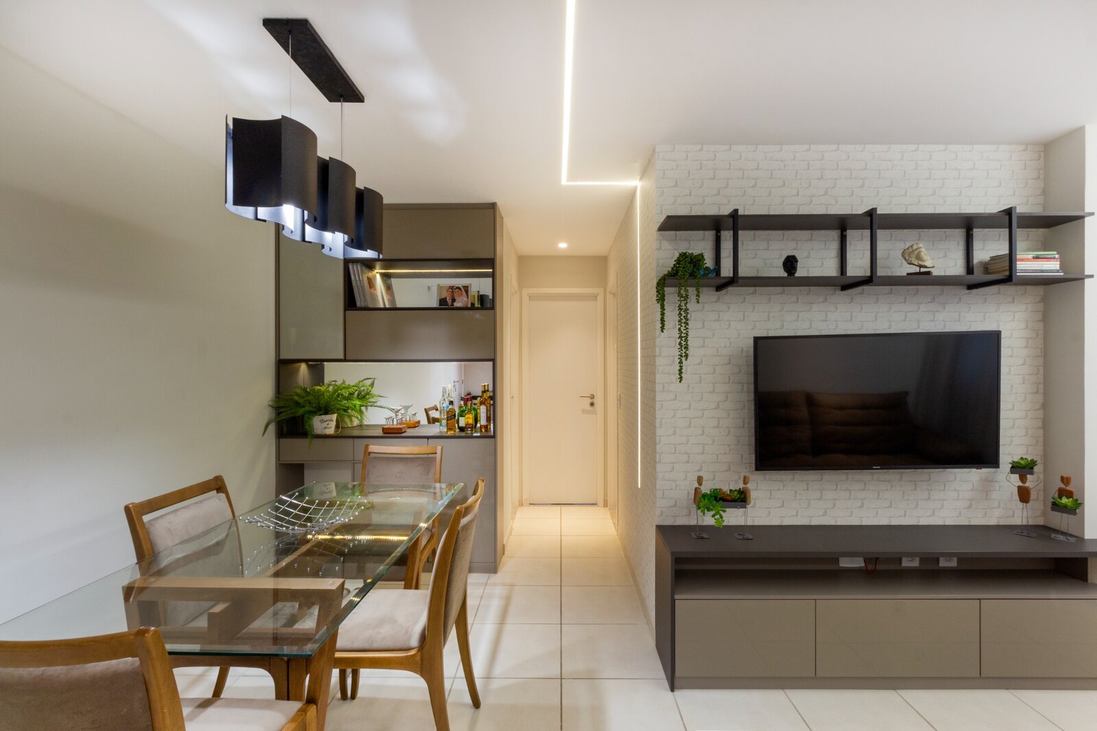 Projeto essencial de interiores com sala de estar e jantar planejadas